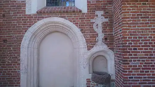 Portal południowy z kropielnicą