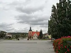 Widok na plac, w tle Kościół św. Jana Chrzciciela