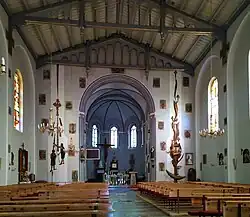 Prezbiterium wewnątrz kościoła