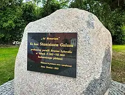 Brzeźno Lęborskie – głaz z tablicą upamiętniającą ks. S. Galasa