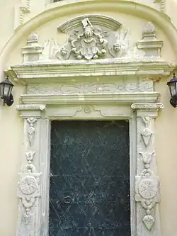 Odmiana herbu Radwan nad wejściem do kościoła w Uchaniach