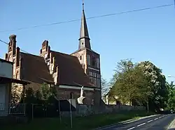 Kościół i DW276 w Radoszynie