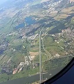 Widok z lotu ptaka, w górnej części zdjęcia pobliskie zalewy