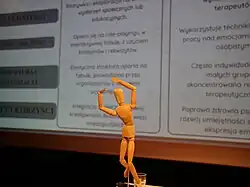 drewniany manekin na tle prezentacji