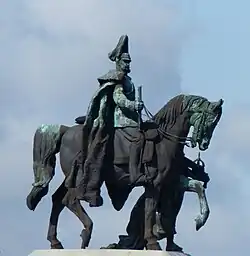 Konny posąg widziany z prawej strony