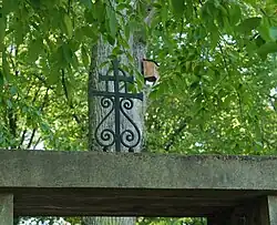 Krzyż na bramie wejściowej