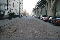 Fragment południowej jezdni alei 3 Maja z pozostawionym fragmentem bruku i torem tramwajowym