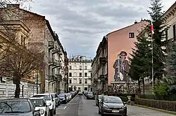 Wschodnia część ulicy.Na kamienicy ul. Koletek 8 mural poświęcony Andrzejowi Bieniaszowi, muzykowi Püdelsów.