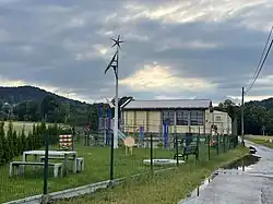 Plac zabaw, siłownia i hala sportowa