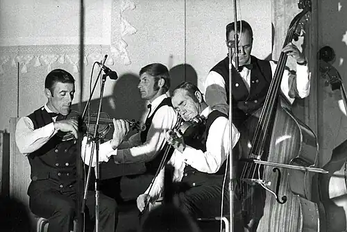 Gra na skrzypcach w wykonaniu zespołu Kaustisen Purppuripelimannit oraz Konsta Jylhä﻿(inne języki) podczas Festiwalu Muzyki Ludowej w&nbsp;Kaustinen﻿(inne języki) w&nbsp;1971 roku