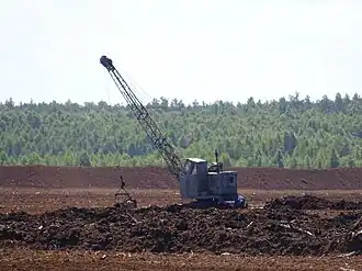 Maszyna pracująca przy wydobyciu torfu w kopalni Karaska