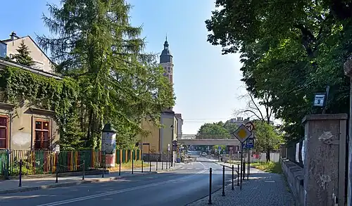 Widok na wschód od kościoła św. Mikołaja. Po lewej ul. Radziwiłłowska, dalej wiadukt kolejowy, za nim na prawo ul. Blich.