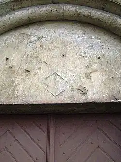 Godło herbu Bogoria w tympanonie portalu kościoła w Koprzywnicy