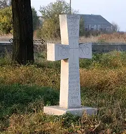 Przycerkiewny krzyż