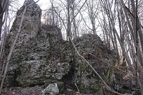 Skały z otworem korytarzyka