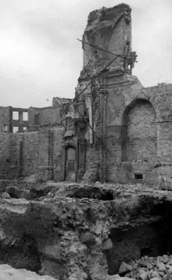 Ruiny kościoła jezuitów – ściana z resztami nagrobka Jana Tarły, ok. 1945 roku