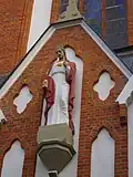 Rzeźba Chrystusa umieszczona nad głównym wejściem do świątyni
