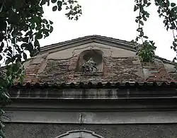 Nisza w szczycie i rzeźba św. Jana Chrzciciela