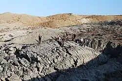 Grupa turystów przy kraterze wulkanu błotnego Koturdag w rejonie Qobustan