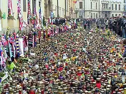 Znicze przed Pałacem Biskupim cztery dni po śmierci papieża Jana Pawła II (2005)