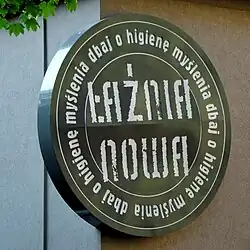 Szyld teatru zawieszony na ścianie budynku