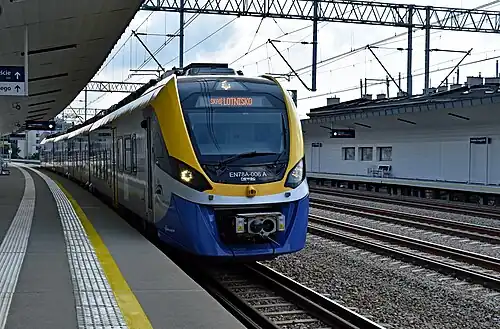 Pociąg linii SKA1 Wieliczka Rynek-Kopalnia - Kraków Lotnisko na przystanku.