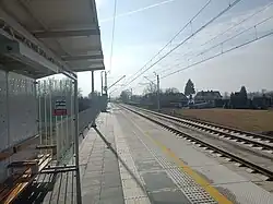 Peron 2 z widokiem w kierunku na stację Podłęże