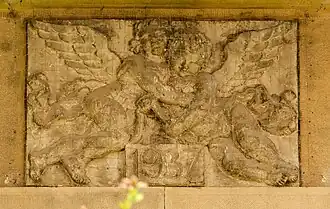 godło na elewacji kamienicy nr. 15