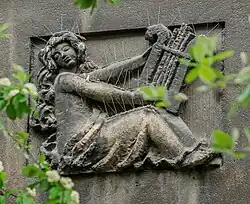 godło na elewacji kamienicy nr. 8