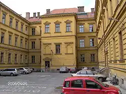 Podwórze szkoły przed remontem