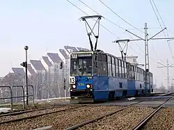 Osiedle widziane z wiaduktu nad ul. Armii Krajowej, trójskład wagonów 105Na obsługujący linię tramwajową łączącą osiedle z centrum Krakowa (2010)