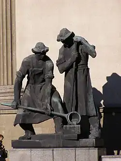 Figura Hutników przed gmachem AGH w Krakowie