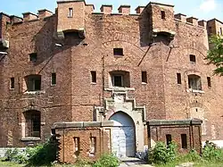 Fort św. Benedykt ze strzelnicami artylerii, broni ręcznej i machikułami do obrony bliskiej