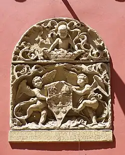 Tablica fundacyjna z herbem Sulima na Pałacu Erazma Ciołka