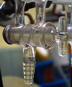 Dwudrożny kran próżnia-gaz