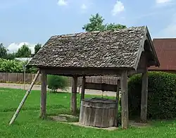 Studnia w Krasnopolu z XVIII wieku z zadaszeniem z 1941