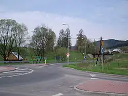 DW890 w Krościenku (na pierwszym planie rondo na DK84, w tle wiadukt kolejowy na LK108)