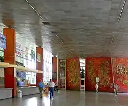 Wnętrze Pijalni przed remontem, 2012 (po remoncie sala koncertowa będąca wybitnym dziełem architektury wykonanym z ceramiki artystycznej, szkła i aluminium została zlikwidowana i zastąpiona beżową ścianą bez okien wbrew oryginałowi)