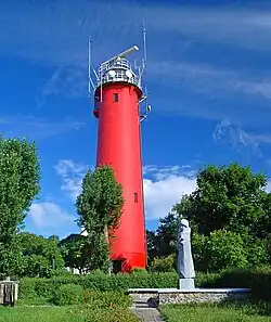 Latarnia morska z pomnikiem na cmentarzu żołnierzy radzieckich