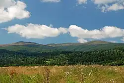 Kopa Bukowska (z lewej), widok z doliny górnego Sanu