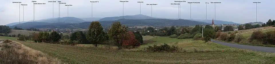 Widok ze wzgórza nad Krzeszowem (tzw. szlak widoków). Zdziebel wśród opisanych szczytów