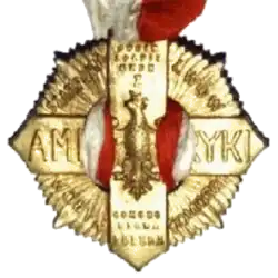 Krzyż Żołnierzy Polskich z Ameryki – wstążka wplatana w ramiona krzyża od spodu