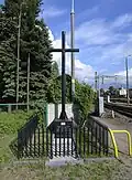 Przeniesiony z terenu stacji kolejowej Olszynka Grochowska krzyż upamiętniający miejsce zranienia Józefa Chłopickiego w czasie bitwy pod Olszynką Grochowską