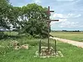 Krzyż wotywny z cyrylicznymi inskrypcjami w okolicach wsi