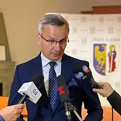 Krzysztof Mejer podczas konferencji prasowej jako wiceprezydent Rudy Śląskiej