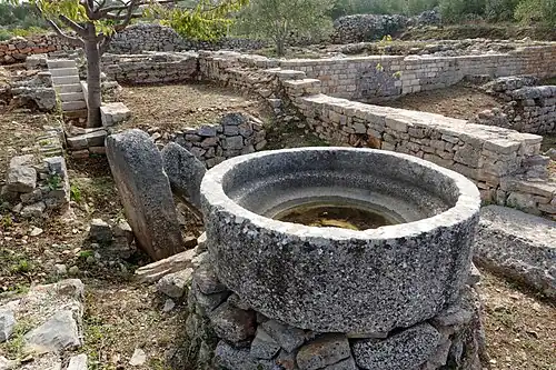 Pozostałości rzymskiej willi wiejskiej (łac. villa rustica) Kupinovik, na pierwszym planie kamienna cysterna (2017)