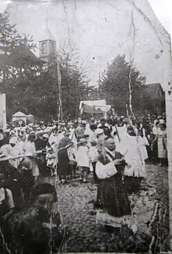 Na zdjęciu widoczna wieża kościoła w okresie dwudziestolecia międzywojennego, święto 3 maja