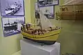 Model kutra tupu KU-135 w Muzeum Rybołówstwa w Helu. Zbudowano około 50 drewnianych kutrów tego projektu w latach 1949-1954