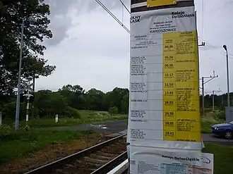 Dawna tablica informacyjna na przystanku kolejowym Kwieciszowice