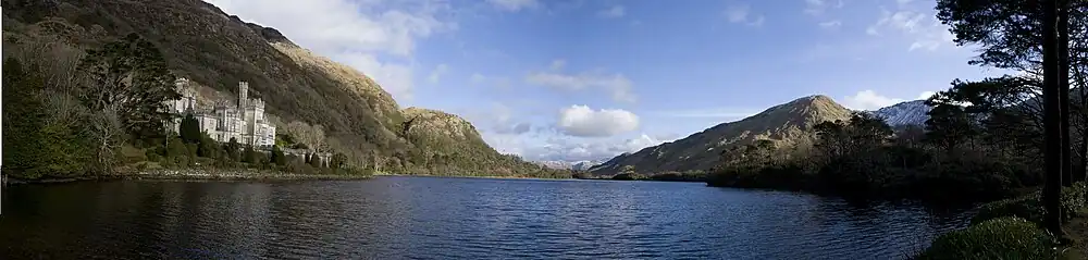 Panorama Opactwa Kylemore i jeziora